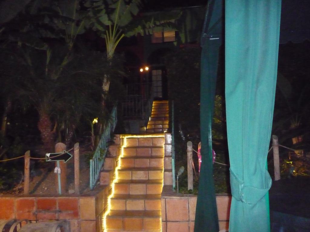 Woodland Hills Calabasas Guesthouses Лос-Анджелес Экстерьер фото