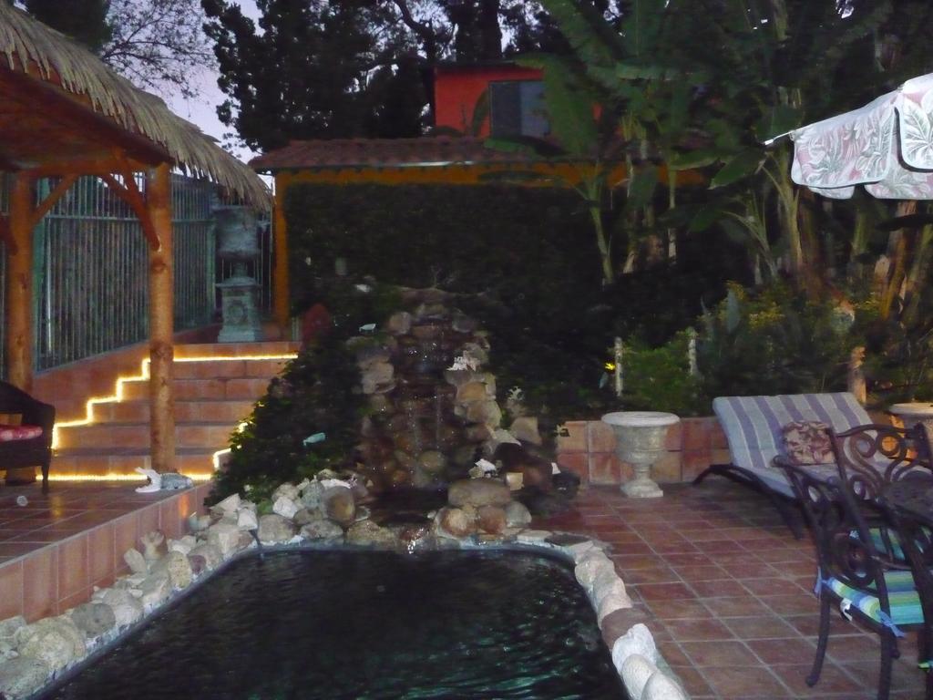 Woodland Hills Calabasas Guesthouses Лос-Анджелес Экстерьер фото