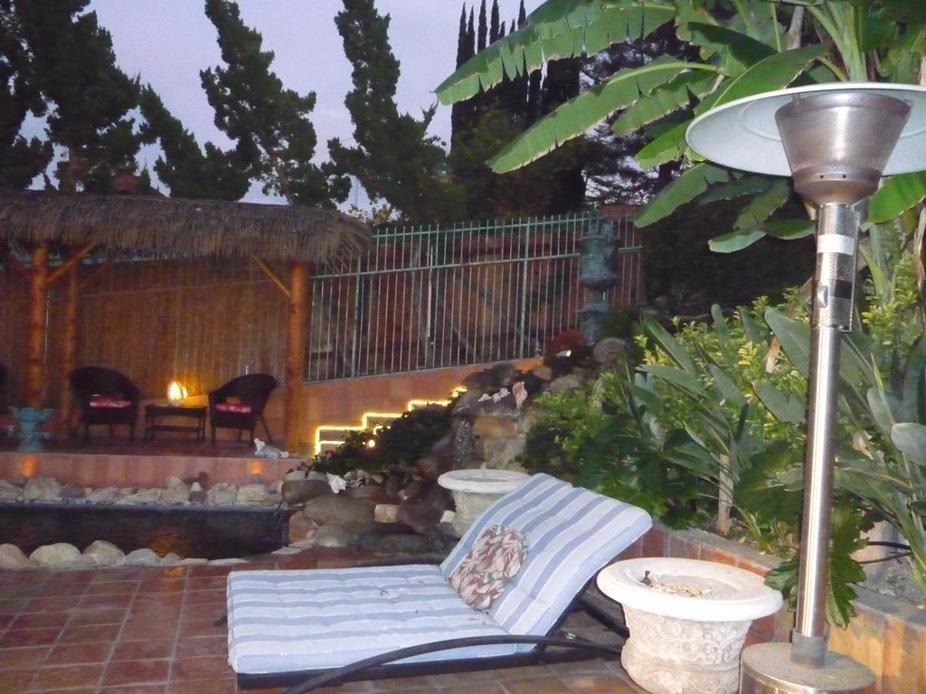 Woodland Hills Calabasas Guesthouses Лос-Анджелес Экстерьер фото